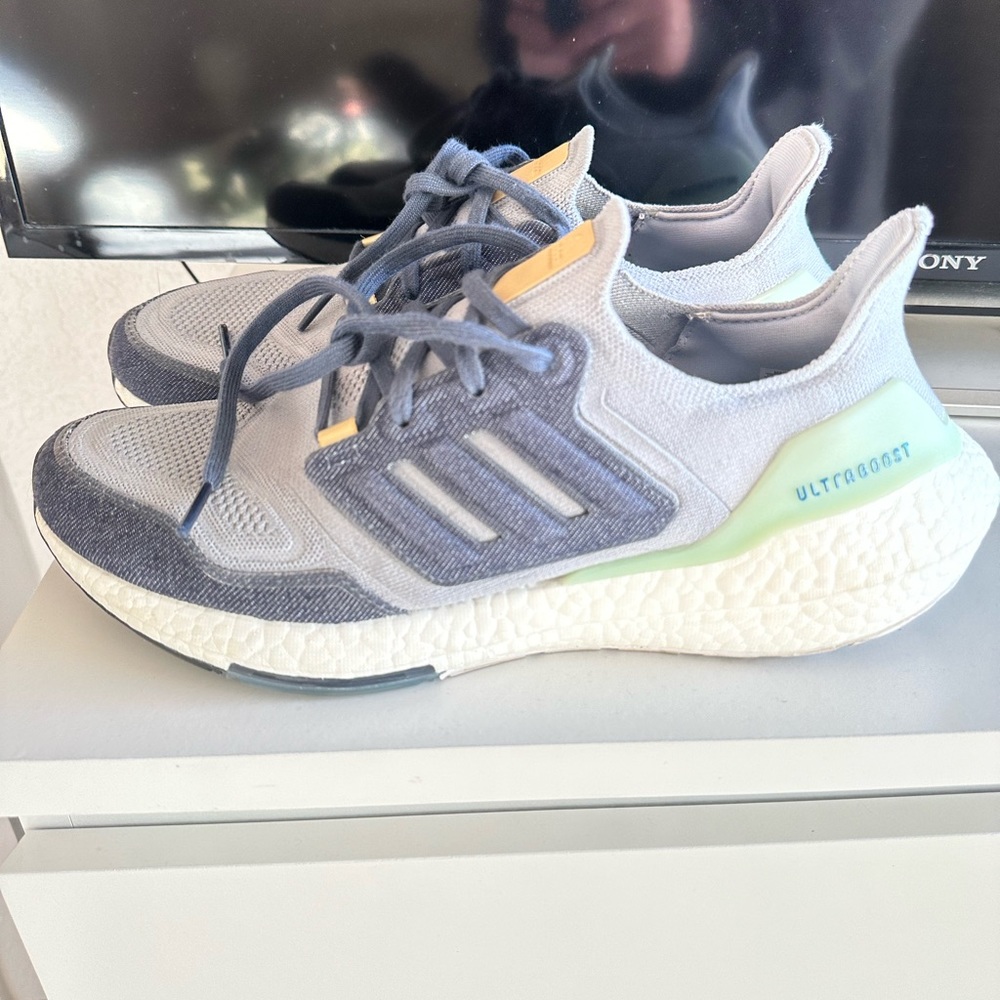 Adidas Ultraboost 22 Halo Silver Men Running Shoes - gently used